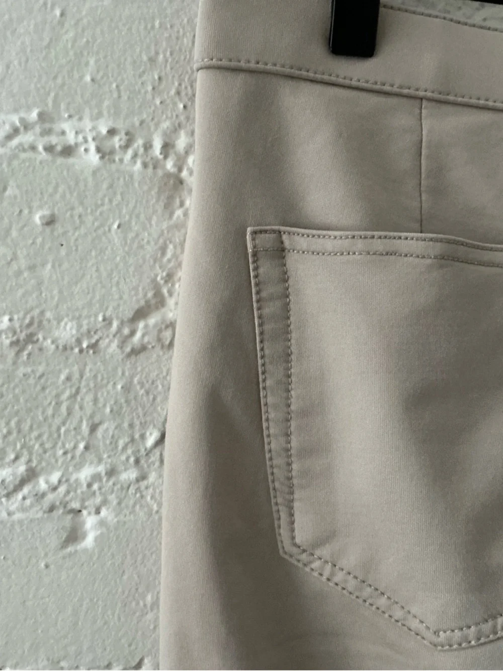 HUE Beige Ankle Cropped Ponte Pants